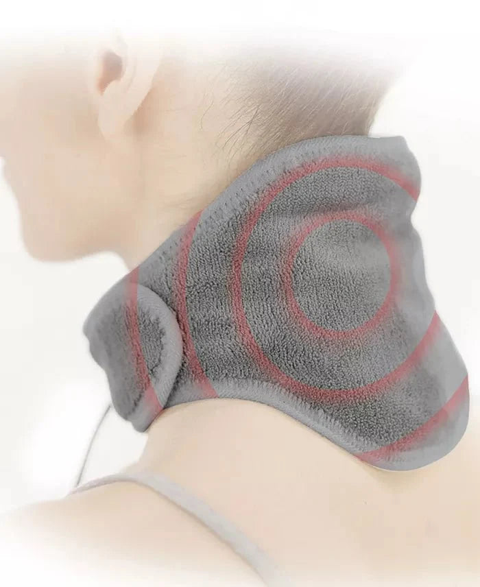 امرأة تستخدم لفافة الرقبة الحرارية أثناء العمل أمام اللابتوب